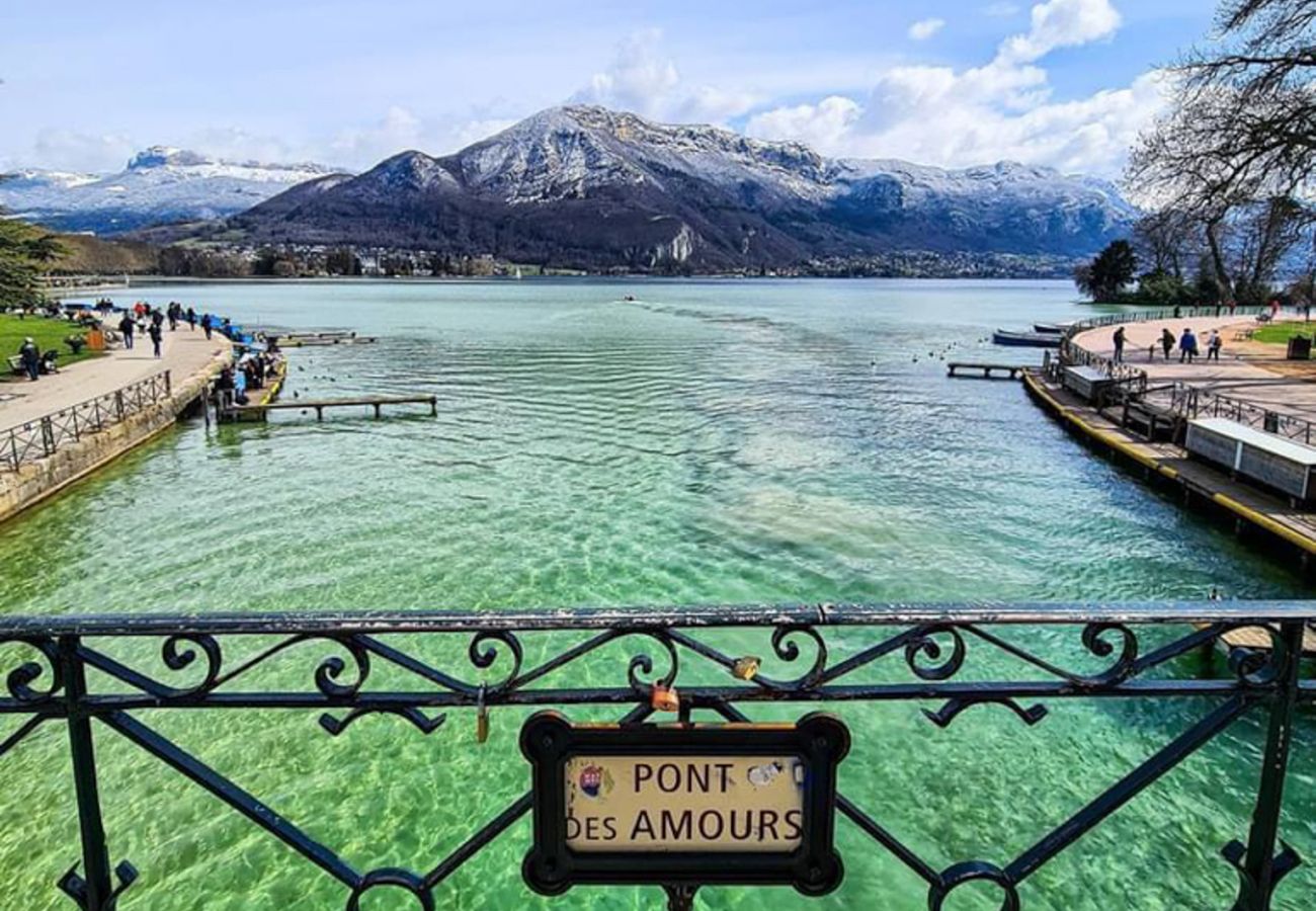 Apartment in Annecy - Alp'Inn - Triangle d'or/ Parking Gratuit/ 3 Chambr