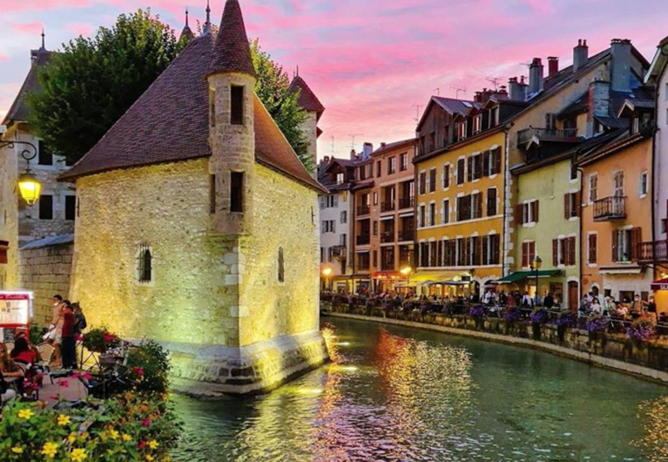 Apartment in Annecy - Alp'Inn - Triangle d'or/ Parking Gratuit/ 3 Chambr