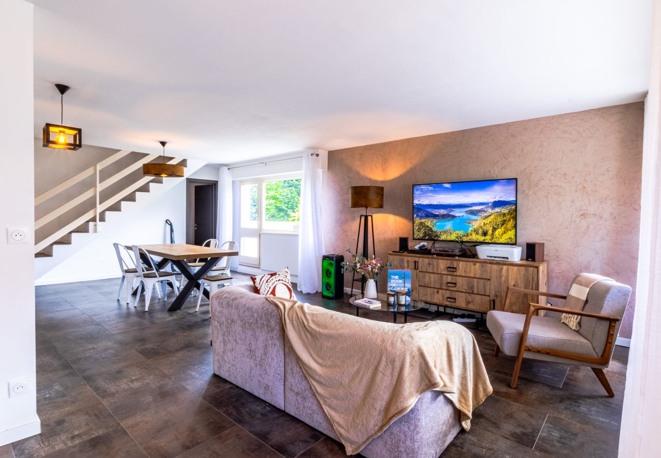 Apartment in Annecy - Alp'Inn - Triangle d'or/ Parking Gratuit/ 3 Chambr