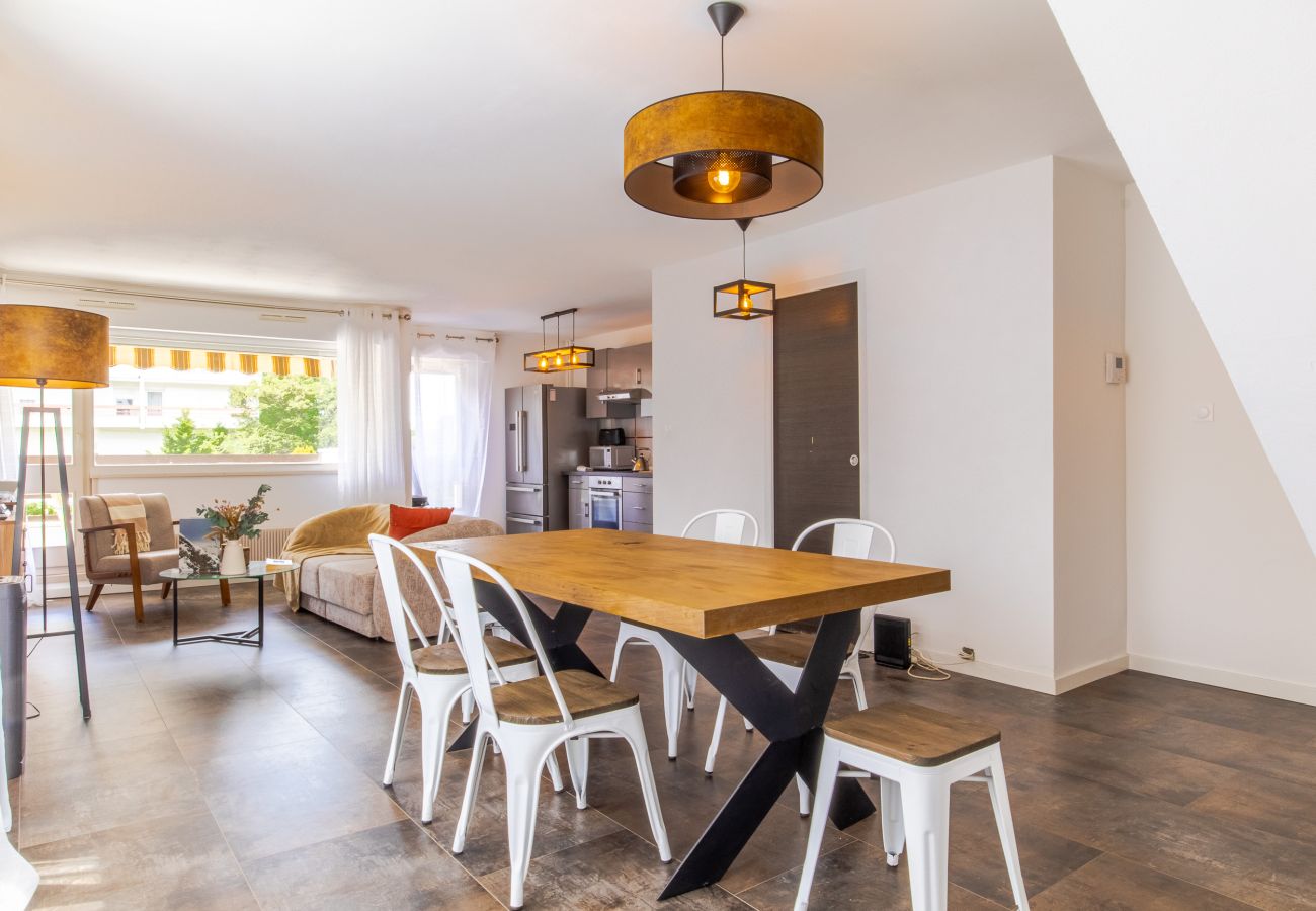 Apartment in Annecy - Alp'Inn - Triangle d'or/ Parking Gratuit/ 3 Chambr